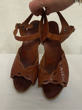 Vintage‎ Circa 1970's Handcrafted Brown Leather Women's Sandals - Made in Brazil